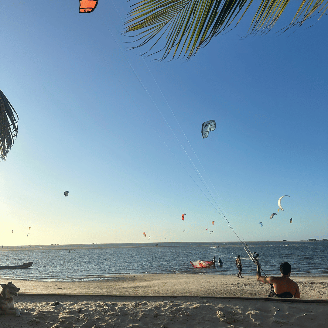 Kitesurf em Atins com as dunas dos Lençóis Maranhenses ao fundo
