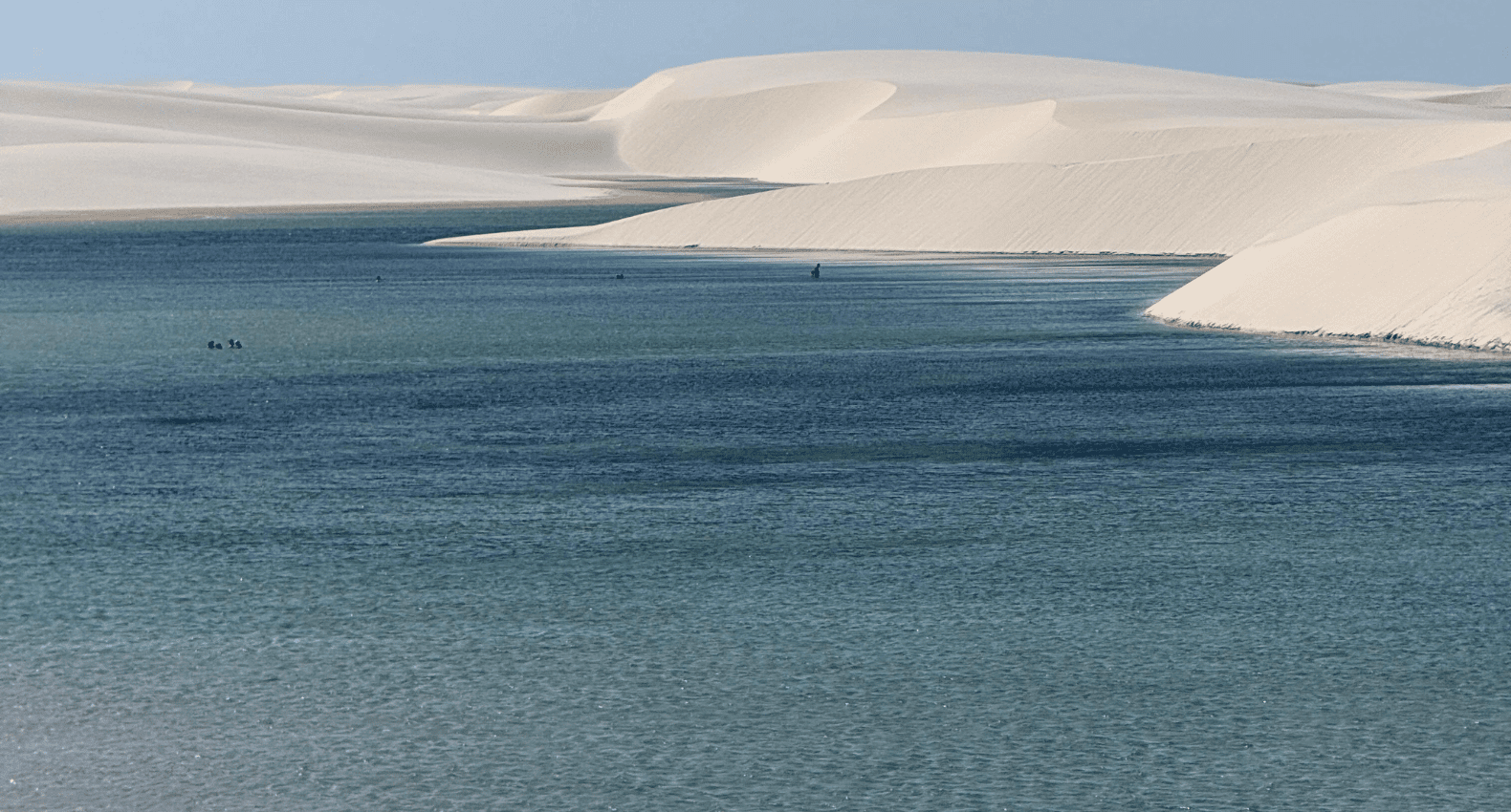 Lagoa extensa entre as dunas dos Grandes Lençóis