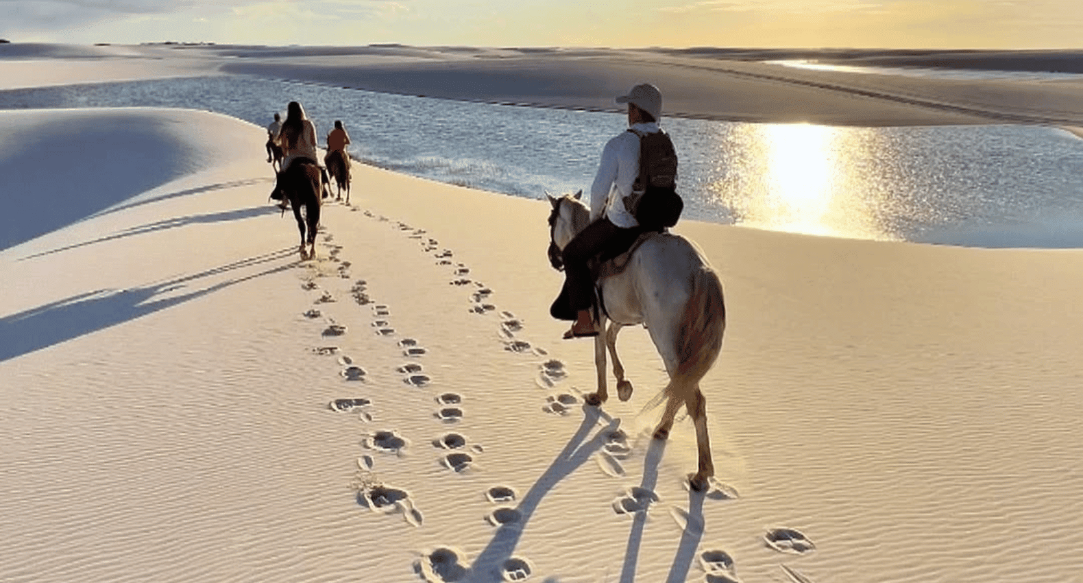 Cavalgada pelas dunas ao lado de uma lagoa