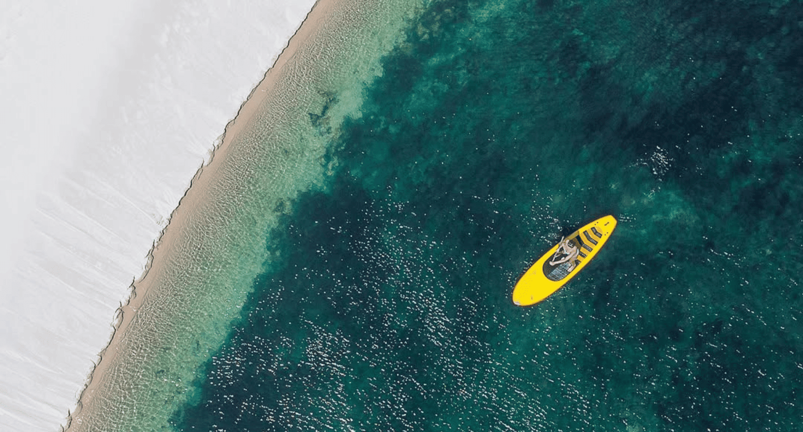 Stand up paddle em águas verdes vistas de cima