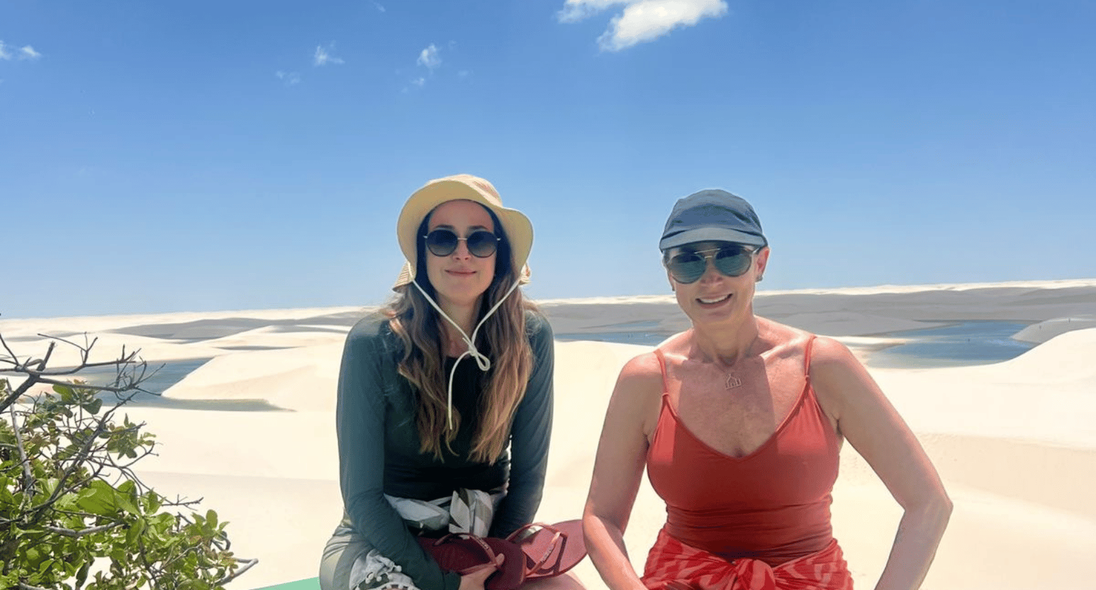 Viajantes contemplando a Lagoa Bonita do alto das dunas