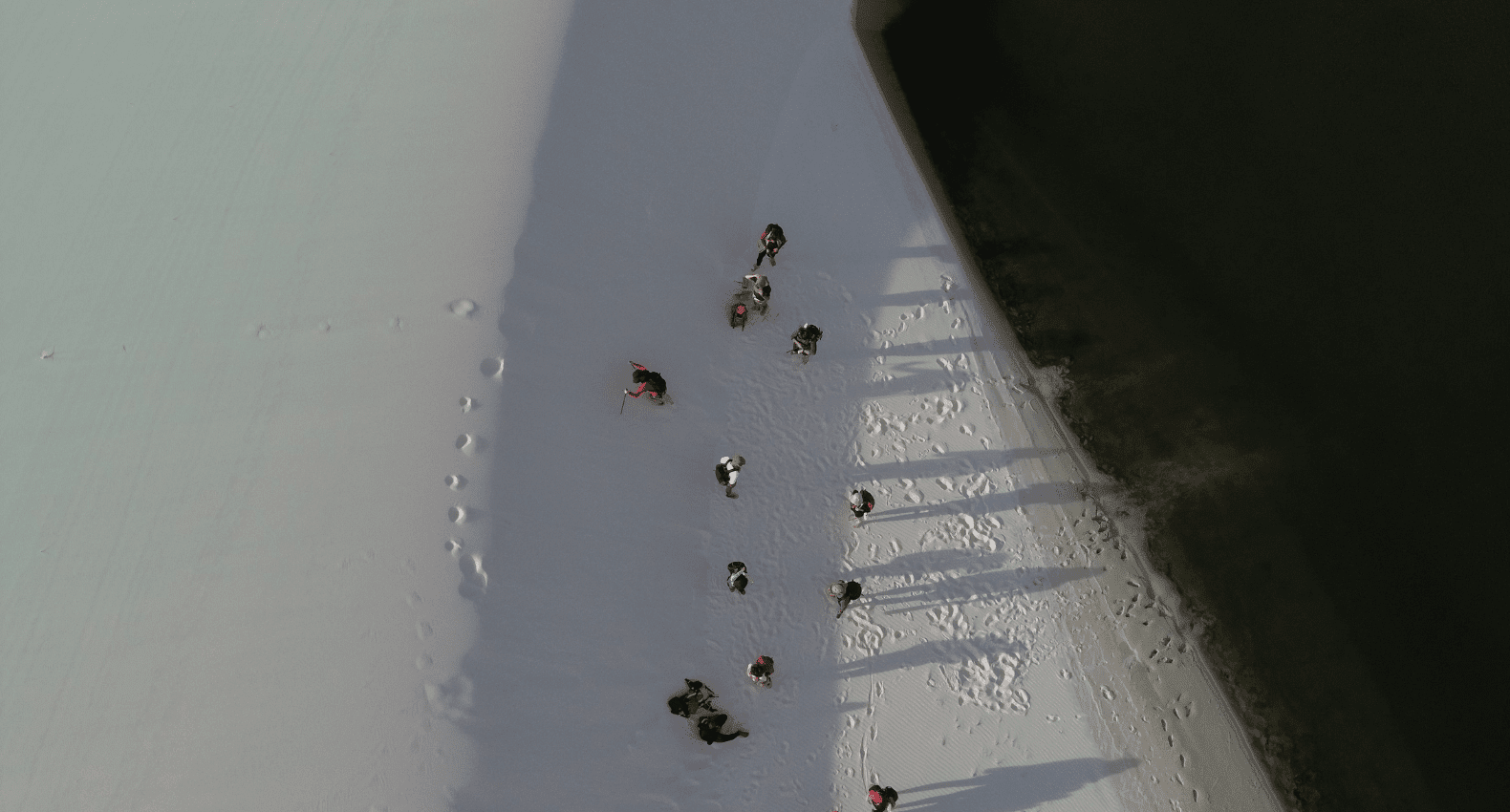 Grupo caminhando pelas dunas visto de cima